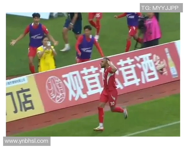 足球梅开二度助力球队逆转胜利展现球员超凡实力与团队默契